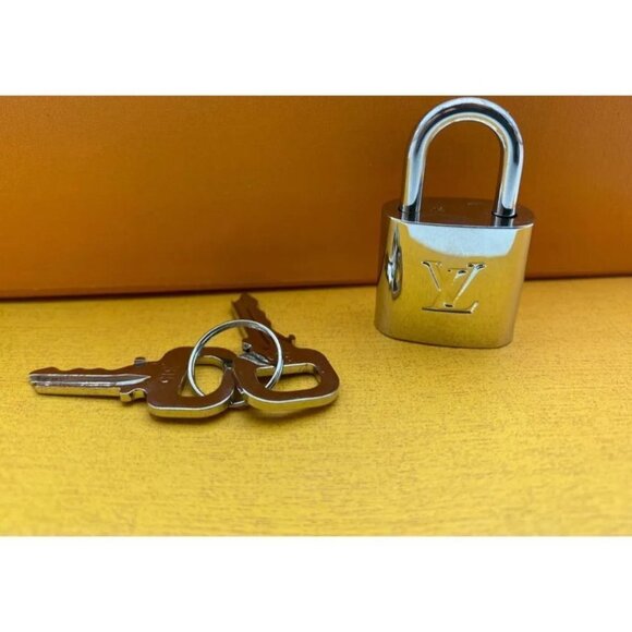👛  AUTHENTIC LOUIS VUITTON SILVER LOCK AND KEY - Picture 4 of 9